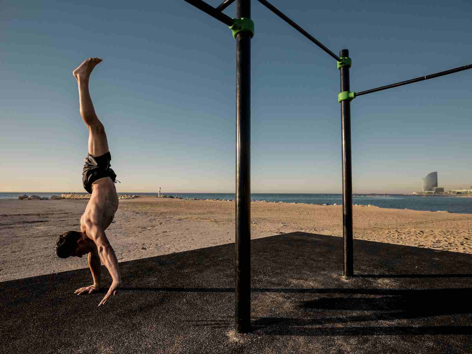 handstand is an advanced calisthenics workout